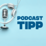 Kopfh&ouml;rer und Mikrofon liegen auf hellblauem Hintergrund, daneben ein Schriftzug "Podcast Tipp"