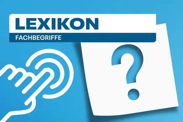 Grafik mit blauem Hintergrund. Links ist eine Hand mit Tippbewegung dargestellt, rechts ein gro&szlig;es Fragezeichen. Oben steht der Schriftzug &sbquo;Lexikon Fachbegriffe